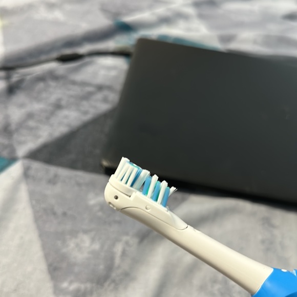 NEW Electric Toothbrush Oral b Never used - Picture 2 of 4